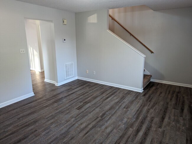 Foto del edificio - 2325 Old Forest Rd