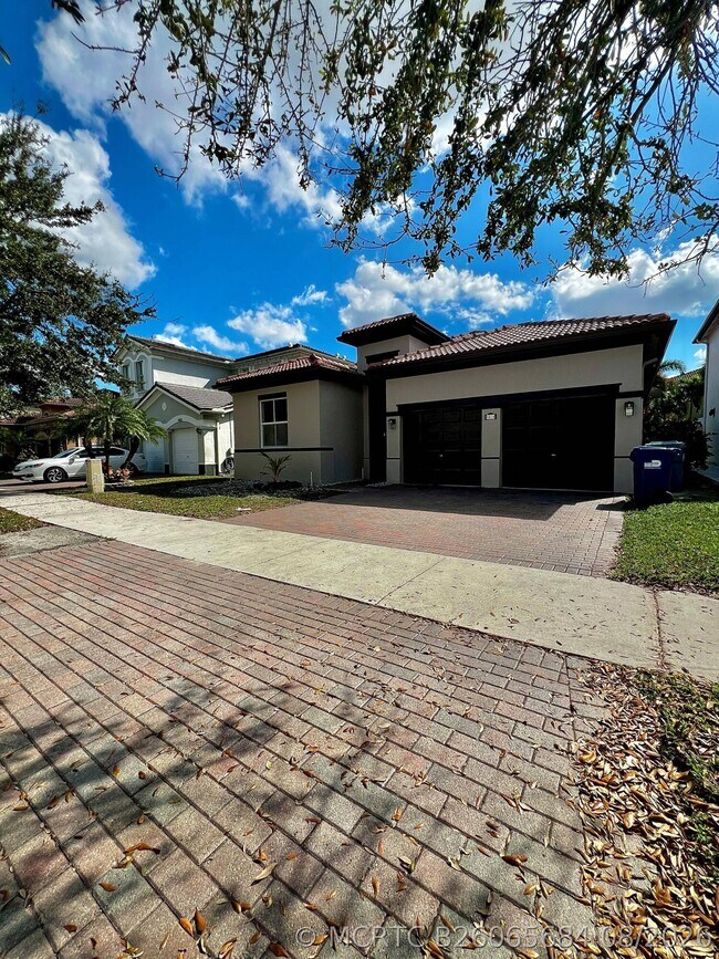 Foto del edificio - 8874 NW 182nd St