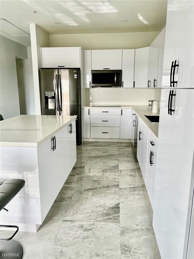 Building Photo - 3 br, 2 bath House - 6940 NW 179th St # 406-7