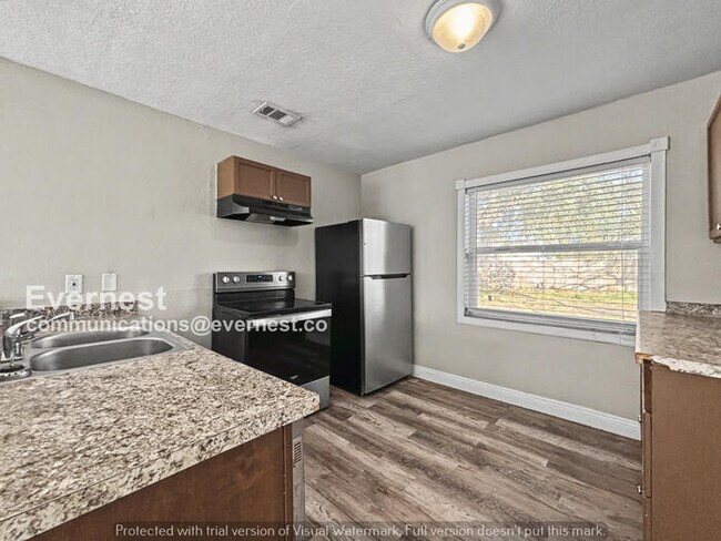 Foto del edificio - 4 Bed, 2 Bath Home with Off-Street Parking / Pet-Friendly / Available Now!