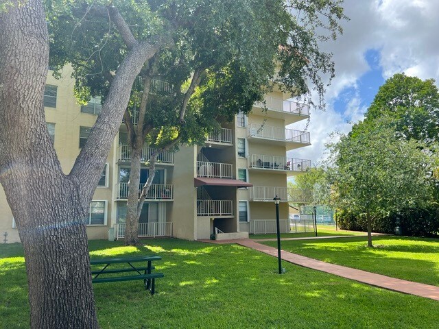 Building Photo - 13120 SW 92nd Ave