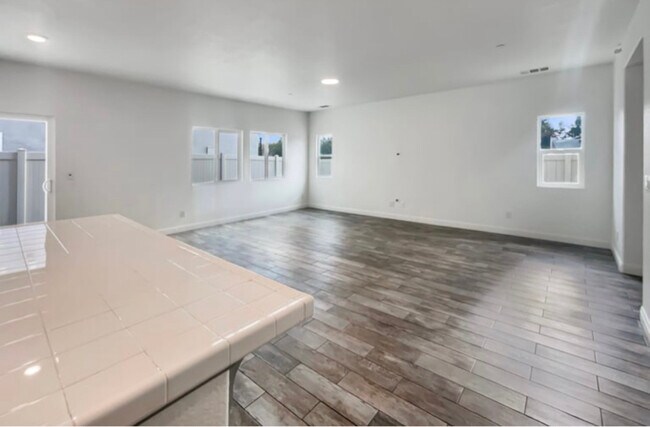 Foto del edificio - 3731 Roseparke Way