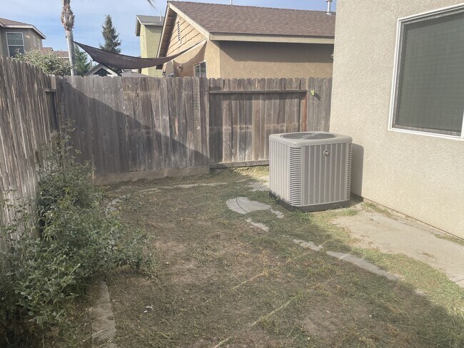 Foto del edificio - 4345 Briggs Ln