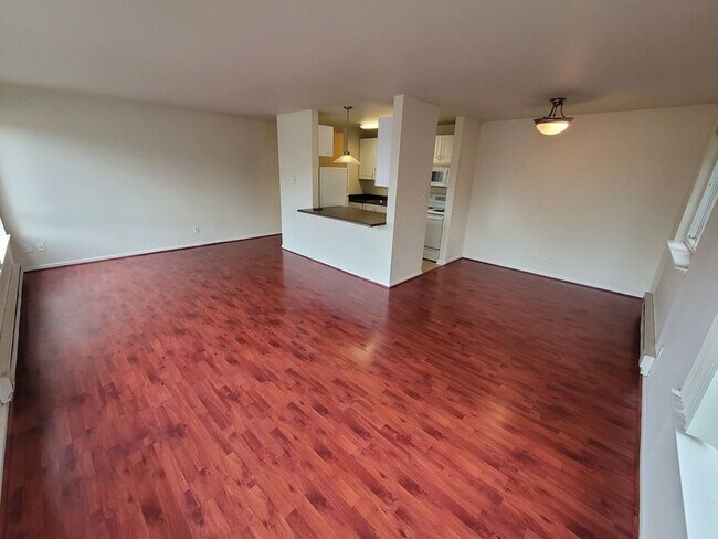 Building Photo - Spacious corner 2 bedroom unit. LOTS of li...