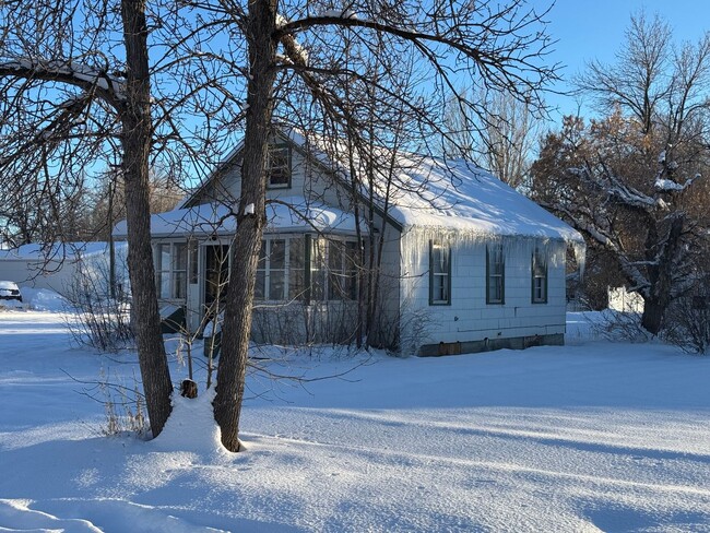 Building Photo - Charming 2-Bedroom Home on Large Lot in Co...