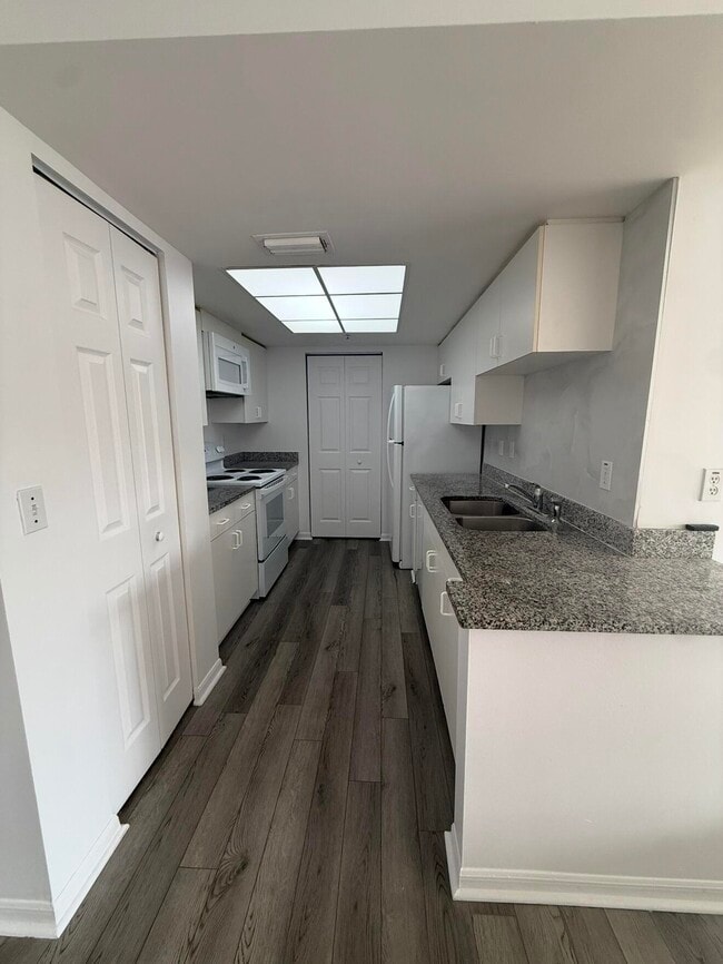 Foto del edificio - 100 Crestwood Ct N