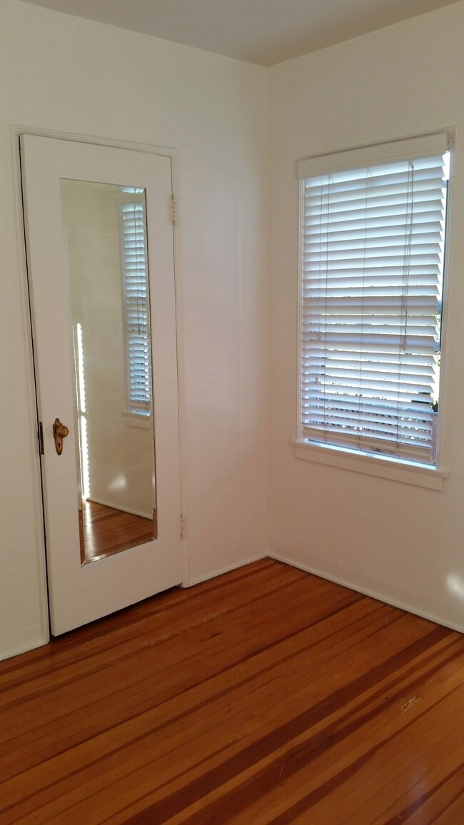 bedroom - 3517 Bancroft St