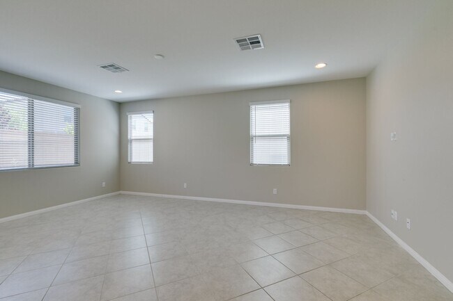 Building Photo - MOUNTAINS EDGE 3 BEDROOM HOME!