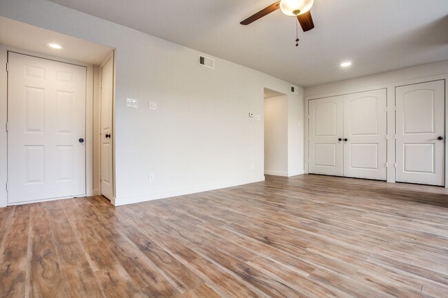 Building Photo - Creekside Condominumums Unit 33