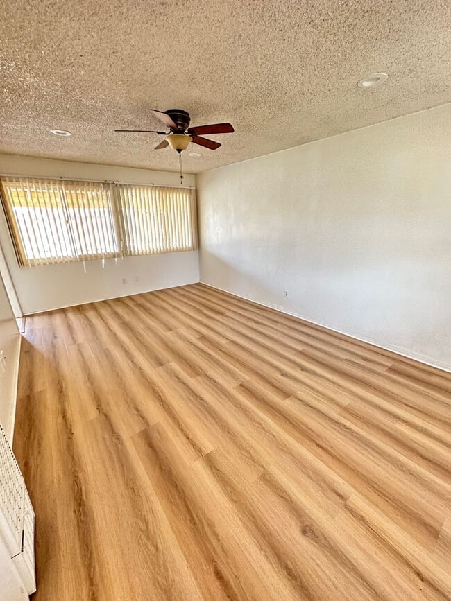 Foto del edificio - Beautiful House 3RB/1BA Single Family Home with 2 Car Garage & Large Fenced Backyard.