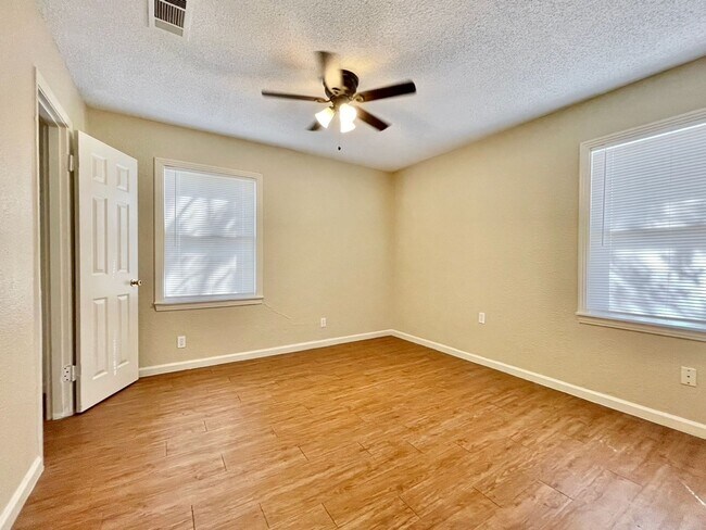 Foto del edificio - Charming 2 bedroom, 1 bath home with carpo...