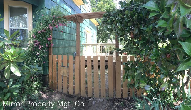 Building Photo - 3 br, 1 bath House - 833 NE Simpson St