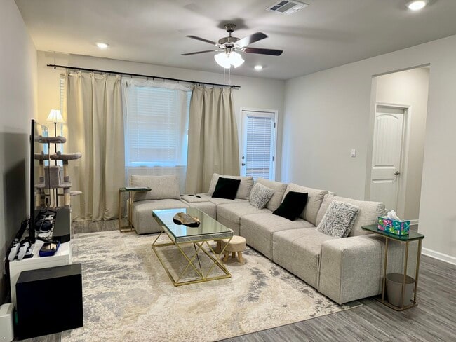 Building Photo - 6631 Tiger Pointe Dr
