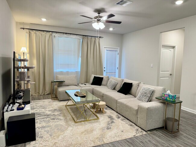Foto del edificio - 6631 Tiger Pointe Dr