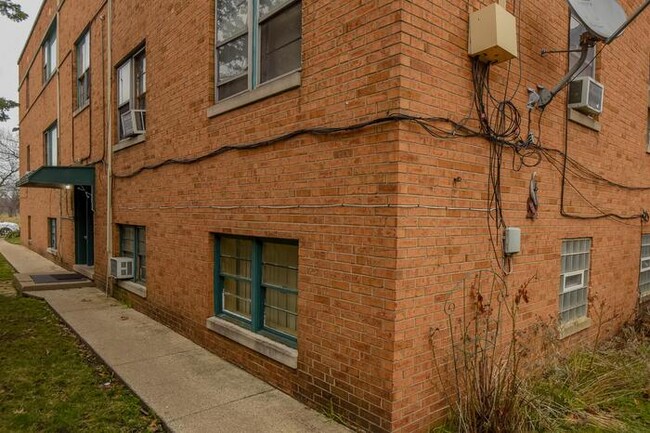 Building Photo - 925 W 35th Ave
