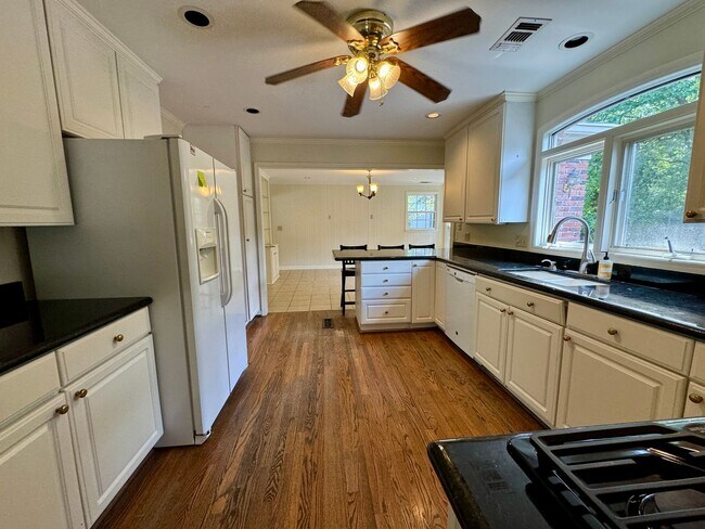 Foto del edificio - Idyllic Green Hills Home