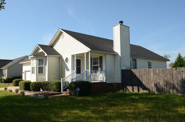 Foto del edificio - HUGE DETACHED GARAGE with 12' Door! 3 Bed/...