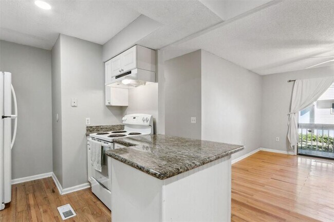 Foto del edificio - Charming 1BR Condo – Walk to the Beach! Fi...
