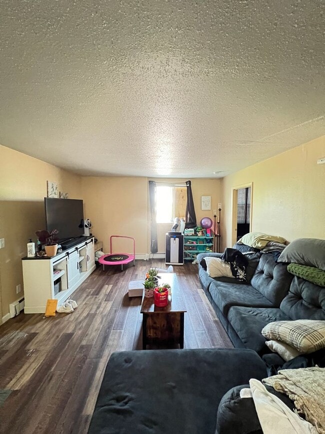 Building Photo - Renovated 2 Bedroom Apartment - AVAILABLE ...