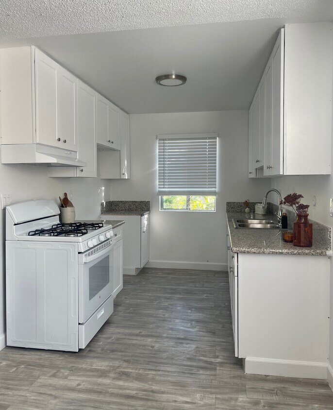 Primary Photo - 21601 Strathern St