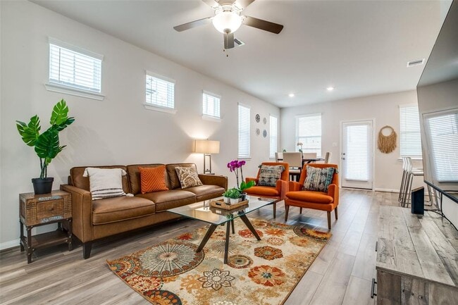 Building Photo - 1512 Lakeline Oak Dr