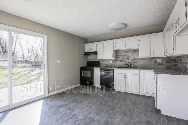 Foto del edificio - 1215 N Cedarcrest Dr
