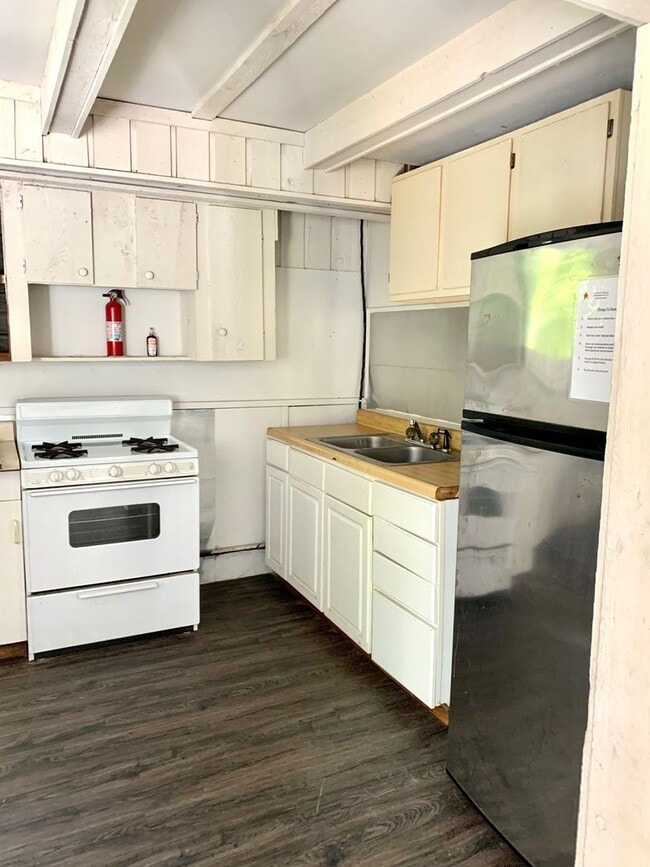 Building Photo - One bedroom home just minutes from Bloomington's east side!