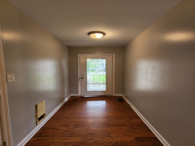 Building Photo - $1850 3 Beds 2.5 Bath + Bonus Room & Storm...