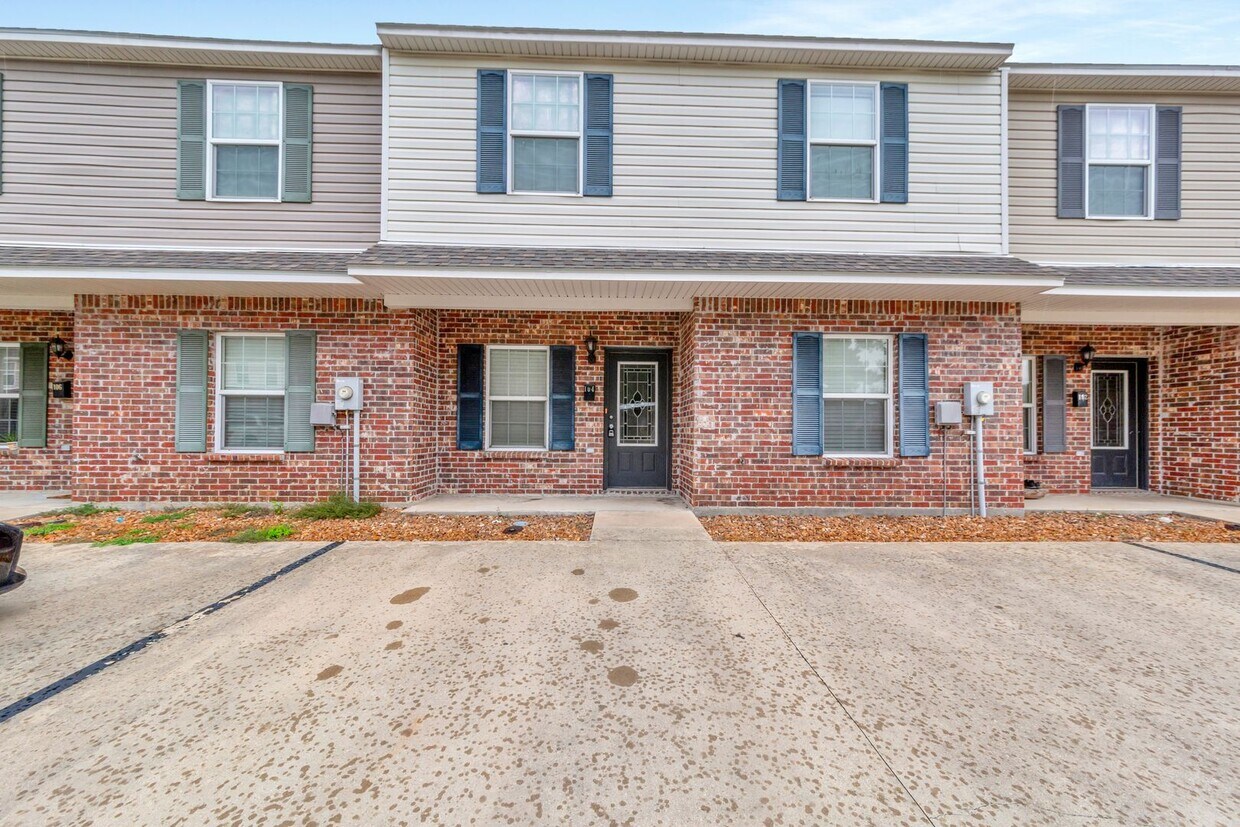 Primary Photo - 3 Bedroom Townhouse in Broussard