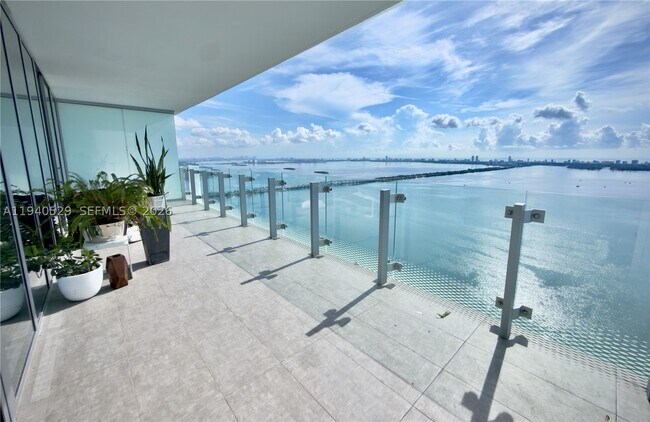 Foto del edificio - 700 NE 26th St