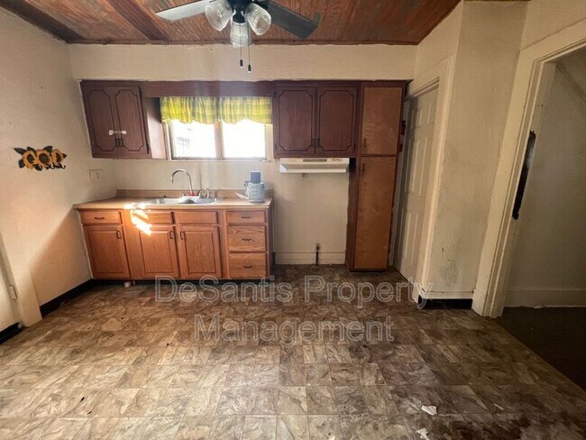 Foto del edificio - 1220 Maple Ave