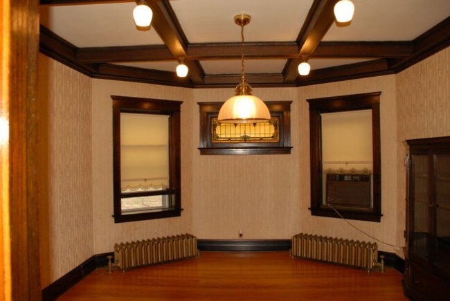Living Room - 304 Home Ave