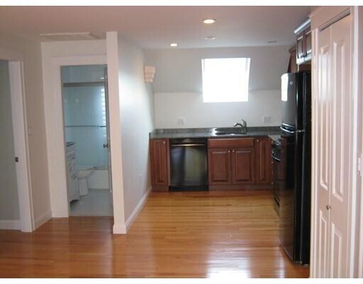 Building Photo - 17 Hawkes St