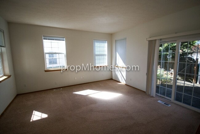 Building Photo - Beautiful Three Bedroom Townhouse - Prime Clackamas Location!