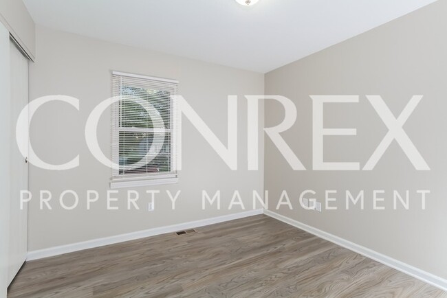 Foto del edificio - Charming Three Bedroom Two & Half Bath.