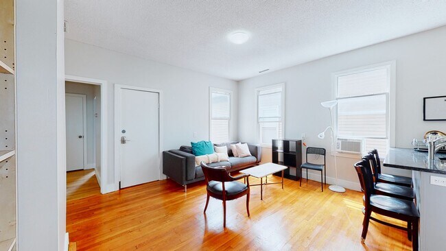 Building Photo - 6 Bedroom Apartment in Science Hill, close to downtown! (Laundry In Unit)