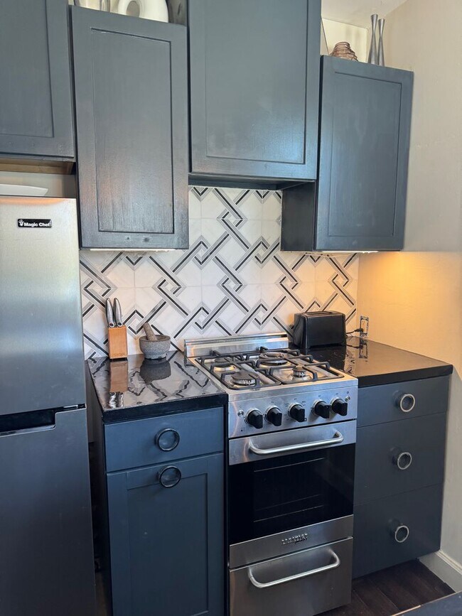 Foto del edificio - Adorable Garage Apartment Living in the Riverside Community