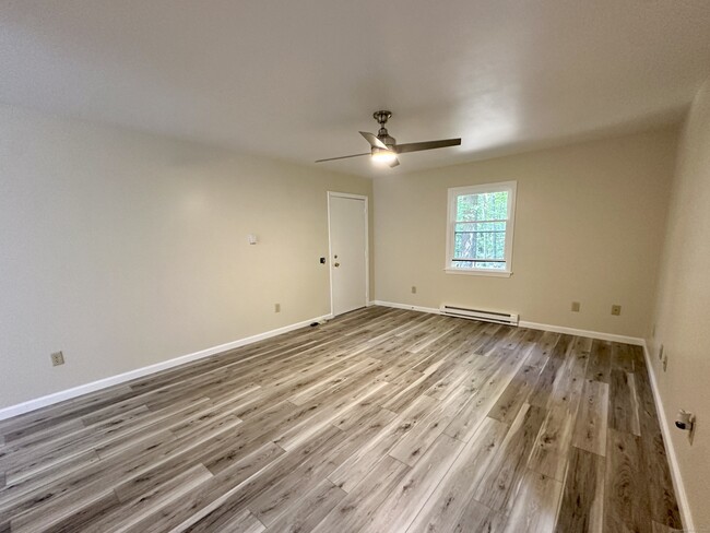 Foto del edificio - 70 Pond Meadow Rd