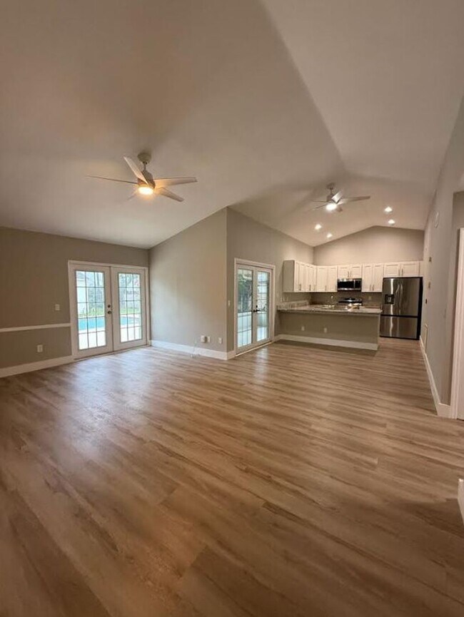 Foto del edificio - 3 Bedroom 2 Bath 2 Car garage pool home fo...