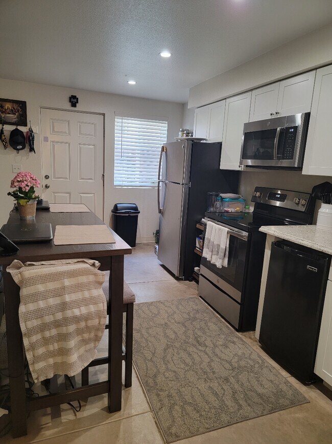 Foto del edificio - 1450 Hillside Dr