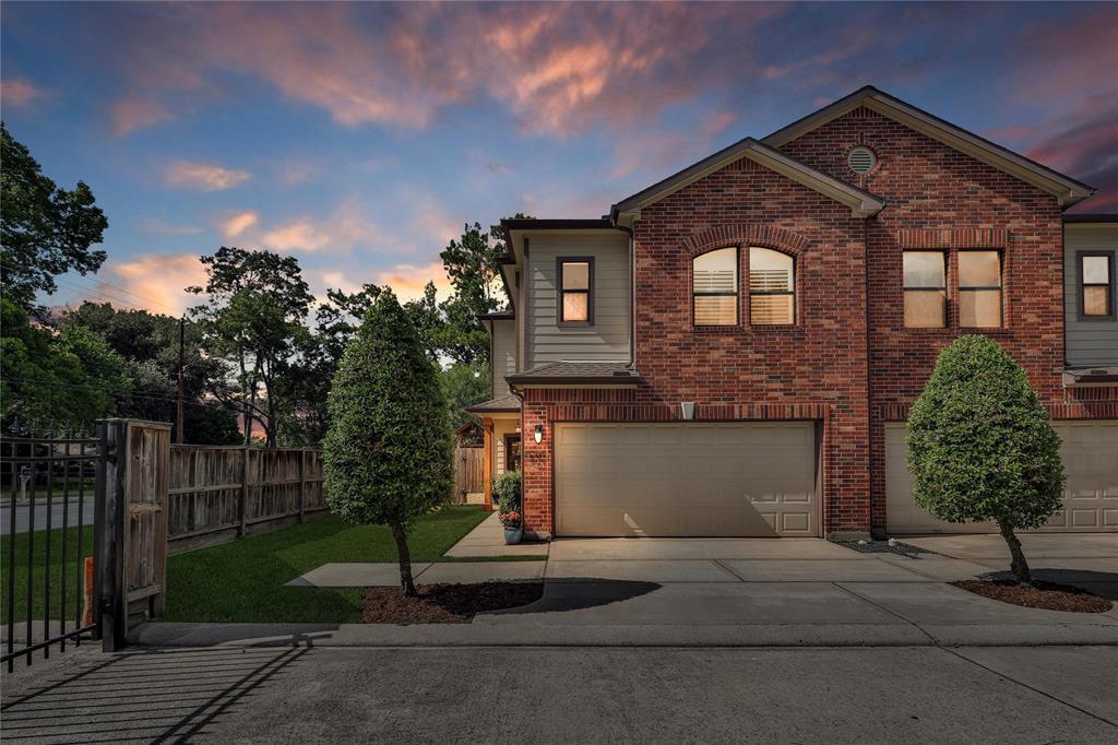 Gated community near the neighborhoods of garden oaks and oak forest - 5230 Brinkman Ct