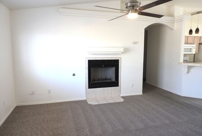 Building Photo - Beautiful 3+2 Corner Lot home near the Golf Course!