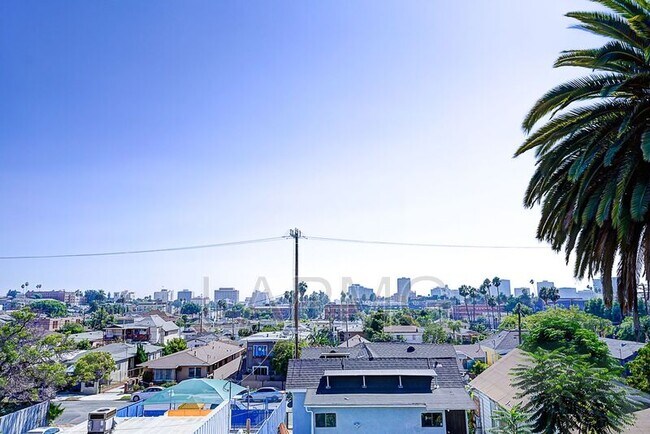 Foto del edificio - 2730 W Temple St