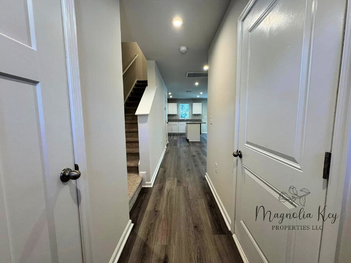 Foto principal - New 3 bed 2.5 bath Townhouse in Forestbrook