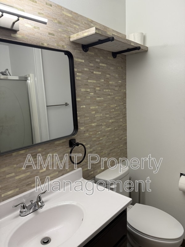 Building Photo - 608 S Garnavillo St