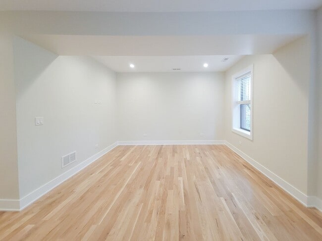 Building Photo - 2019 W Ainslie St