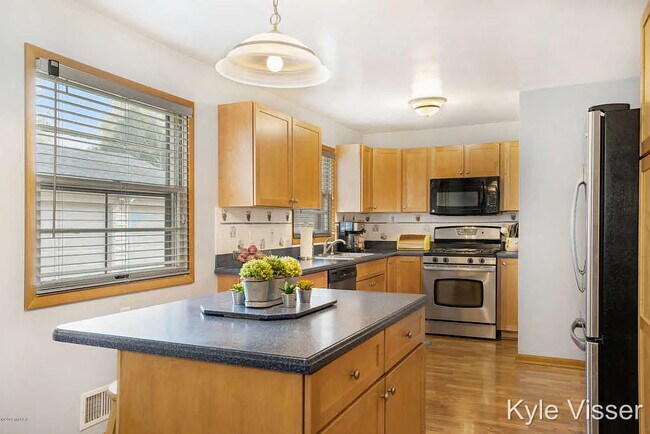 Kitchen - 1855 Millbrook St SE
