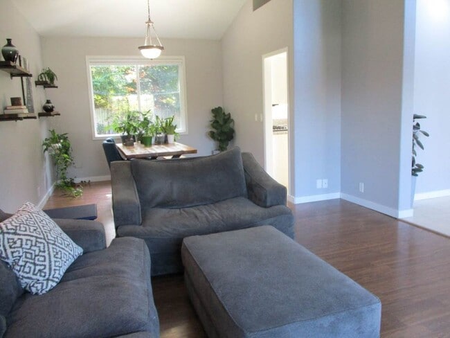 Building Photo - Modern 3-Bedroom, 2.5 Bath Home in a Point Richmond Ridge Cul-de-Sac