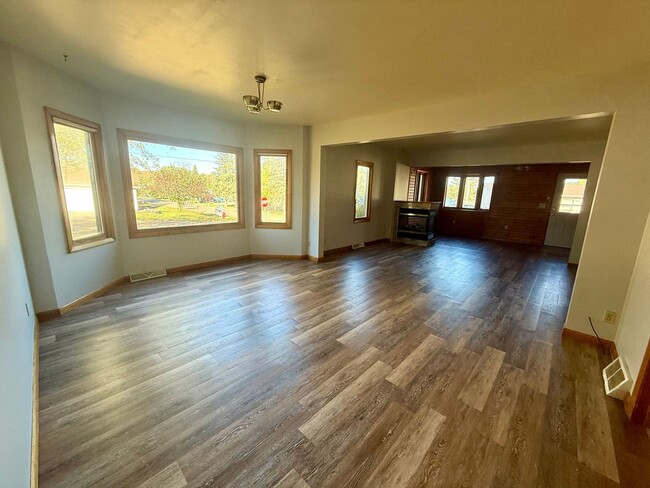 Building Photo - 3 Bed 1.5 Bath Single Family Home in Elcho - Now offering a 6 MONTH lease opportunity!