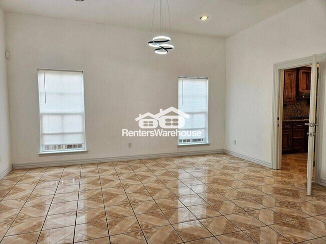 Building Photo - 5027 Creekmont Dr